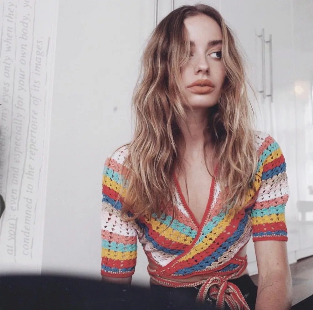 Женская трикотажная блузка радужного цвета летние топы с запахом в богемном