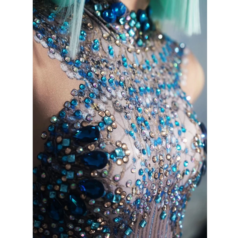 Женское коктейльное платье макси небесно-голубого цвета с кристаллами и