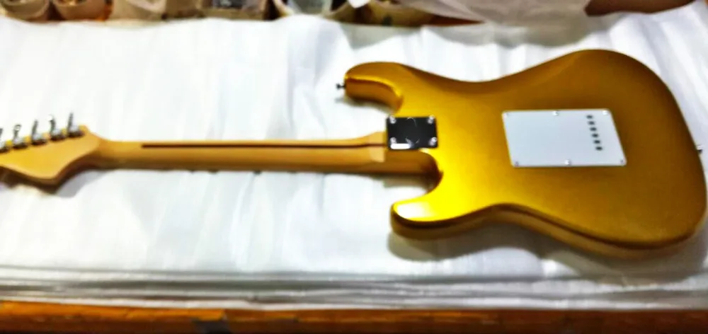 Оптовая продажа гитара Новое поступление модель Str электрическая золотого цвета