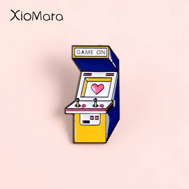 Игра включена! Эмалированная брошь в стиле ретро с изображением аркадной консоли
