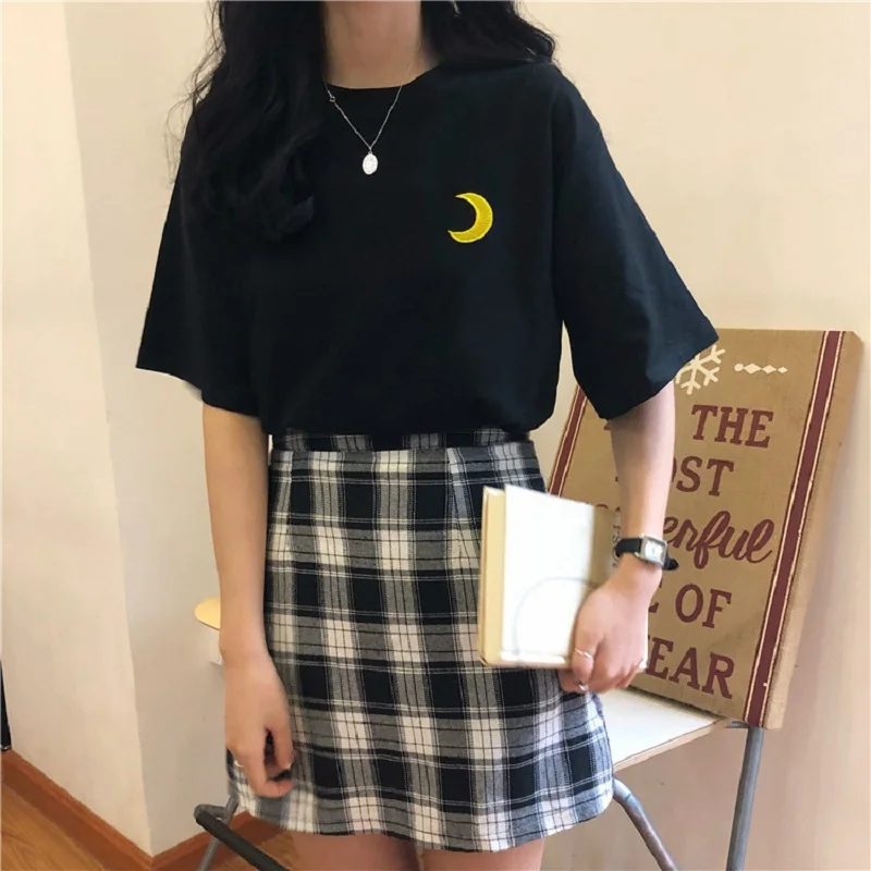 Футболка женская универсальная свободного кроя с принтом Луны и коротким