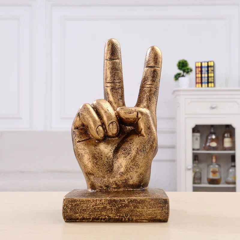 скульптура с мизинцем. статуэтка палец. скульптура палец. статуэтка палец. фигурки пальцами.