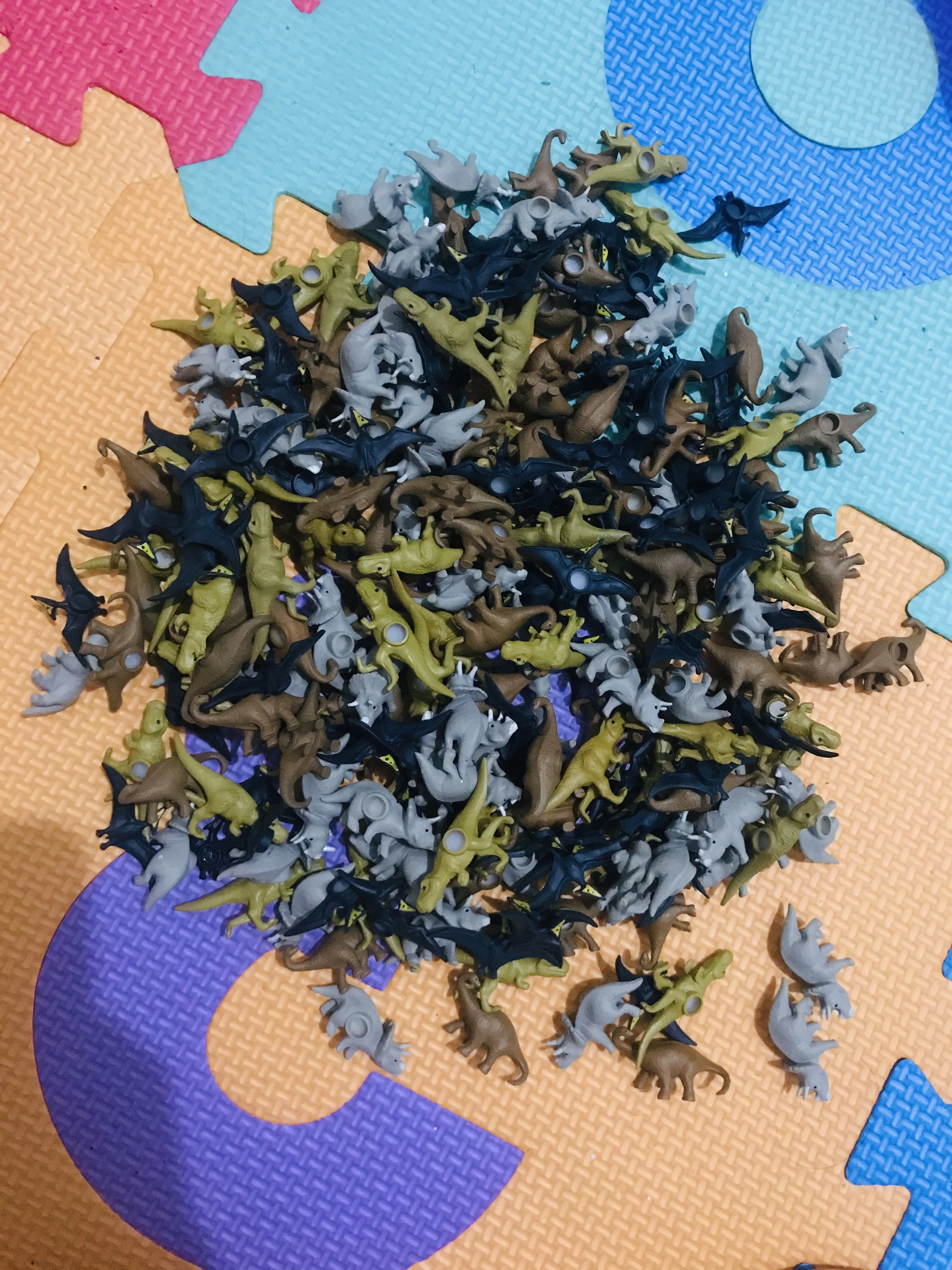 

100PCS Dinosaurs and Bats Mini Models 2-4cm Boys Toys