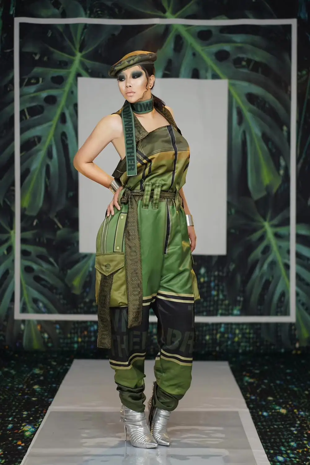 

Sexy Bar Nightclub Stage Wear Army Green Jumpsuit Men Women Jazz Dance Costume Sleeveless Loose Overalls DJ Performance Rompers