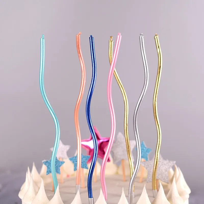 День рождения свечи изысканные радужные изогнутые линии торт вечерние