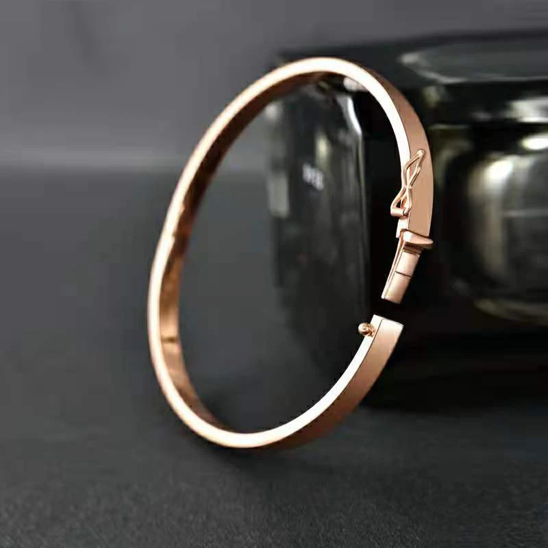 

S925 Sterling silver Aperture 18K glossy buckle bracelet Modern feminine characteristics fashionable and avant-garde jewelry