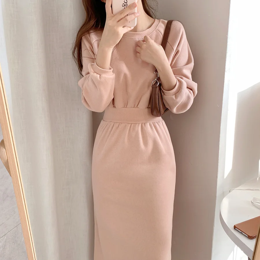 Женское хлопковое бархатное платье зимнее облегающее с капюшоном и длинным