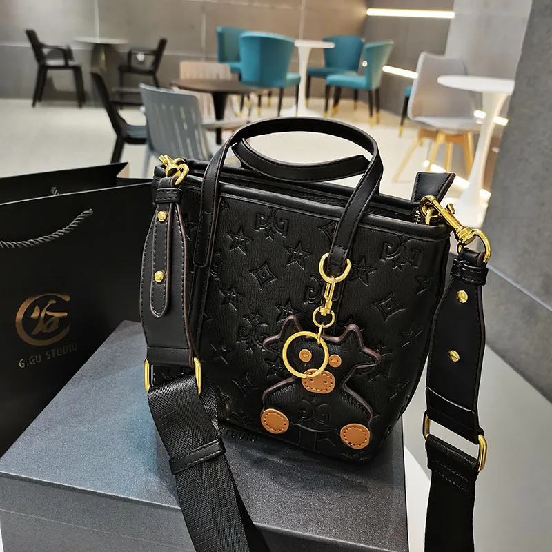 

Новинка 2021, модные высококачественные сумки на плечо, Женская рельефная Портативная Сумка-тоут, кошельки и сумки, Роскошный дизайнерский са...