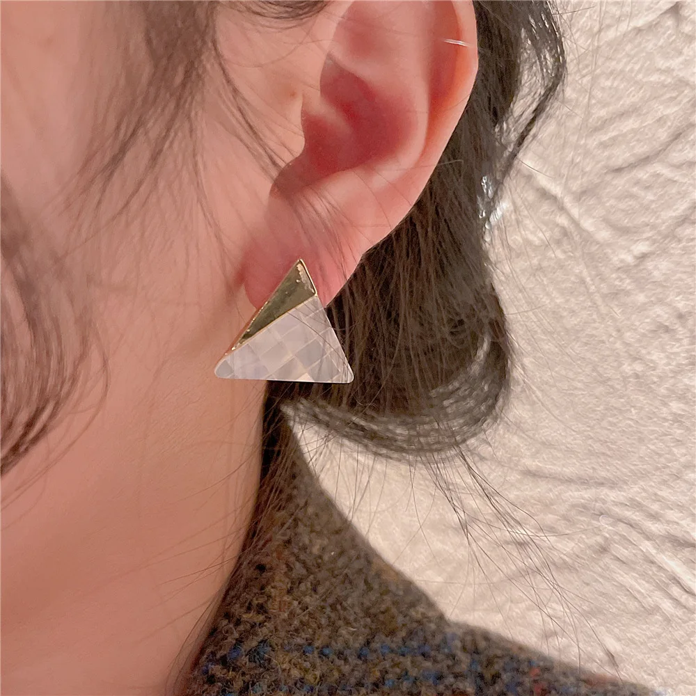 

Women's Cute Korean Fashion White Shell Earrings Delicate Vintage Geometric Stud Earring Simple Ladies Trendy Jewelry