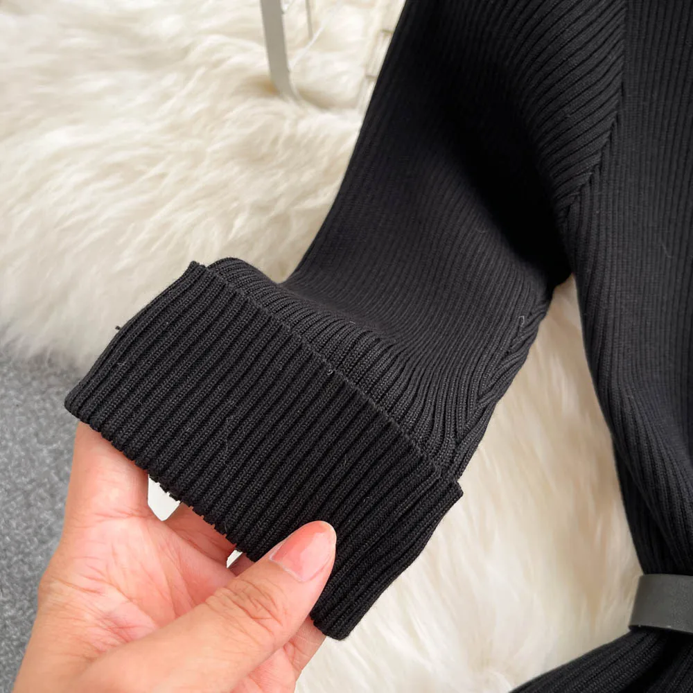 Женское трикотажное платье с ремнем элегантное плиссированное средней длины