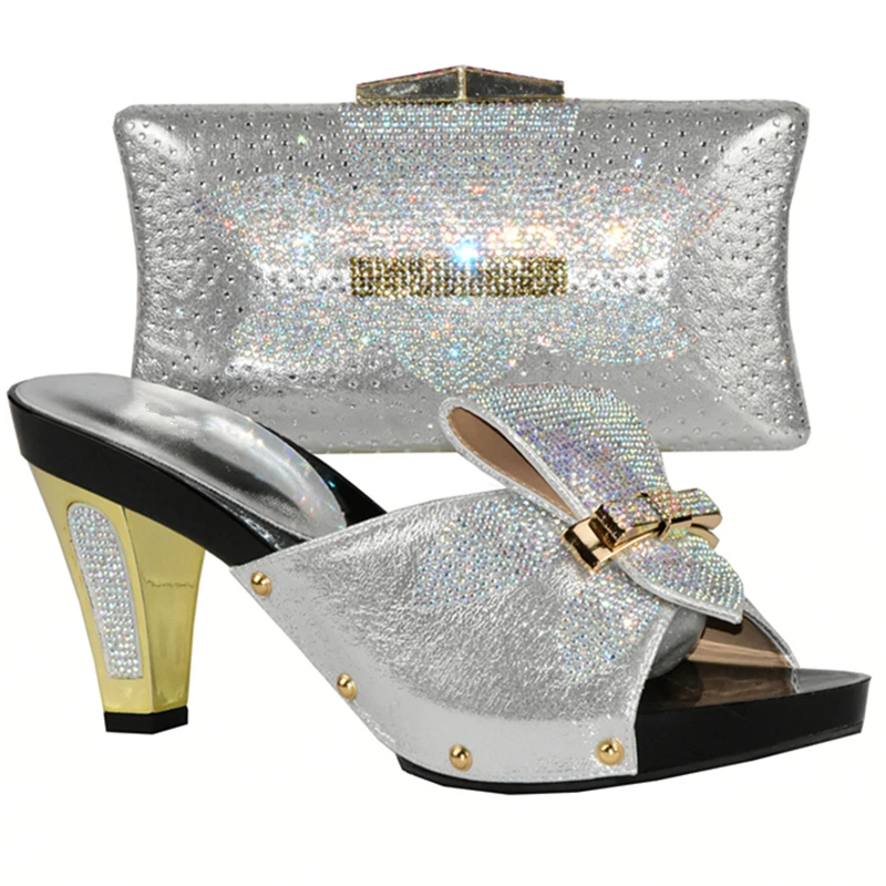 Женская модель итальянской обуви красного цвета с подходящей сумкой украшенной