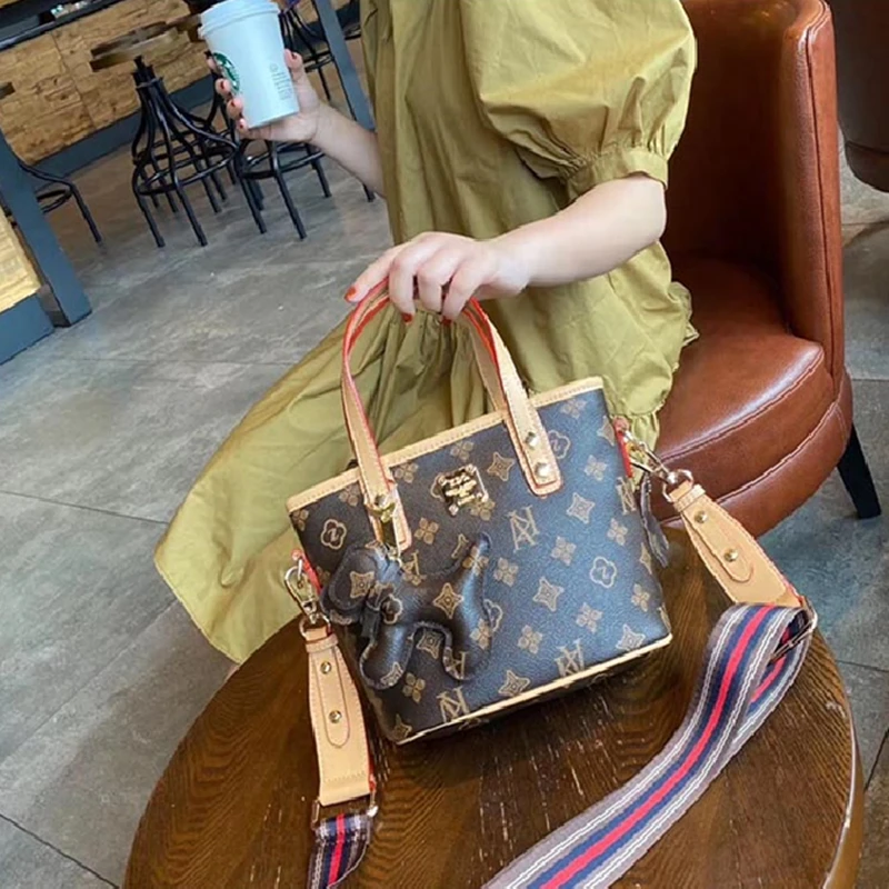 

Genuine Leather Women Buckets 2021 New Fashion Retro Geometric Prints One Shoulder Bags Ladies Famous Handbags Channels Handbags