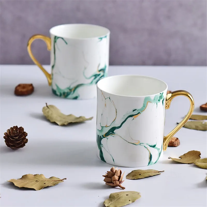 Кружка из костяного фарфора с золотистой ручкой Мраморная наклейка кофейная