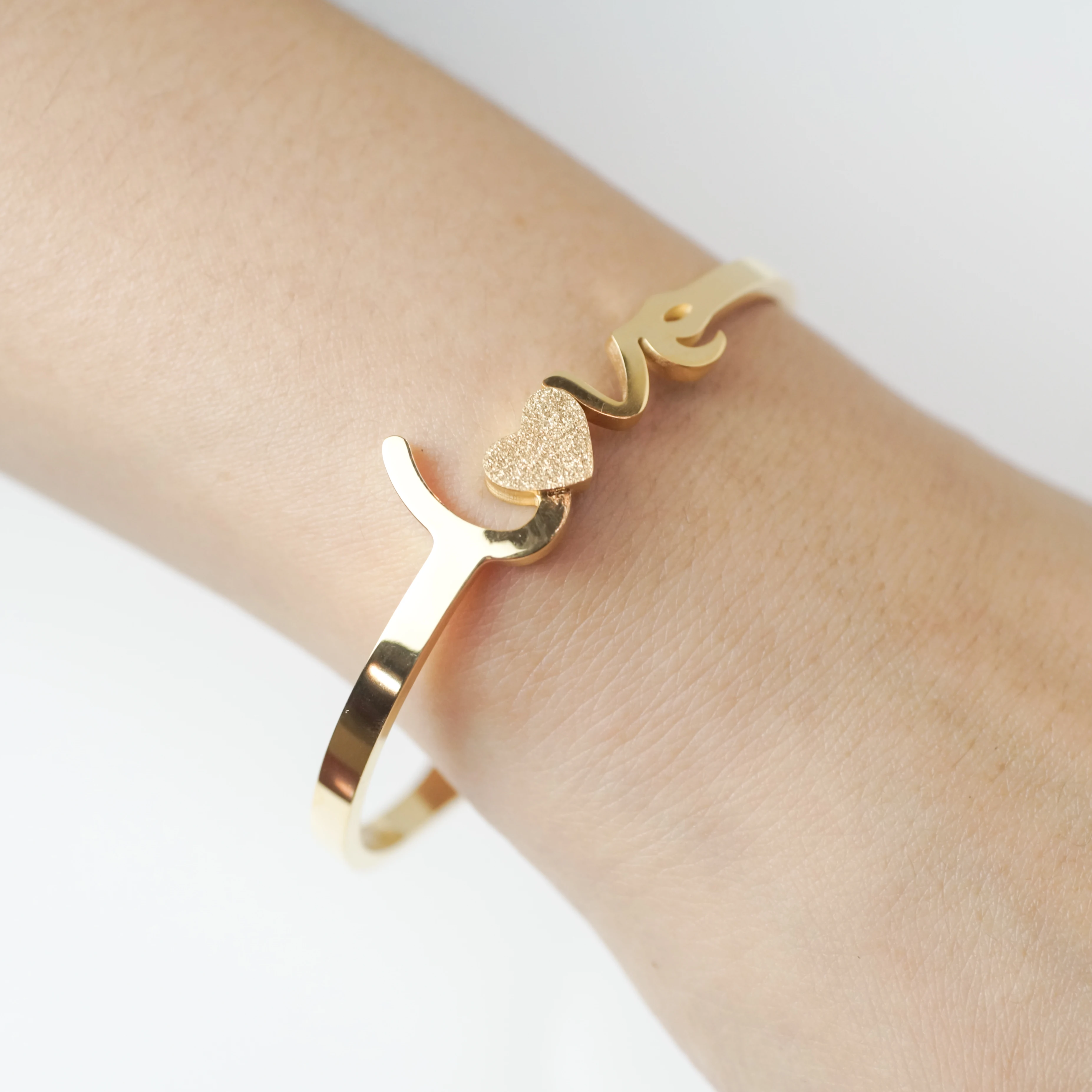

Luxury Love Heart Stainless Steel Gold Color Bangles For Women Ladies Girls Fashion Charm Women Bracelet Jewelry Gifts