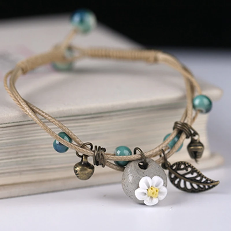 Браслет ручной работы из керамического бисера с подвеской в виде листьев |