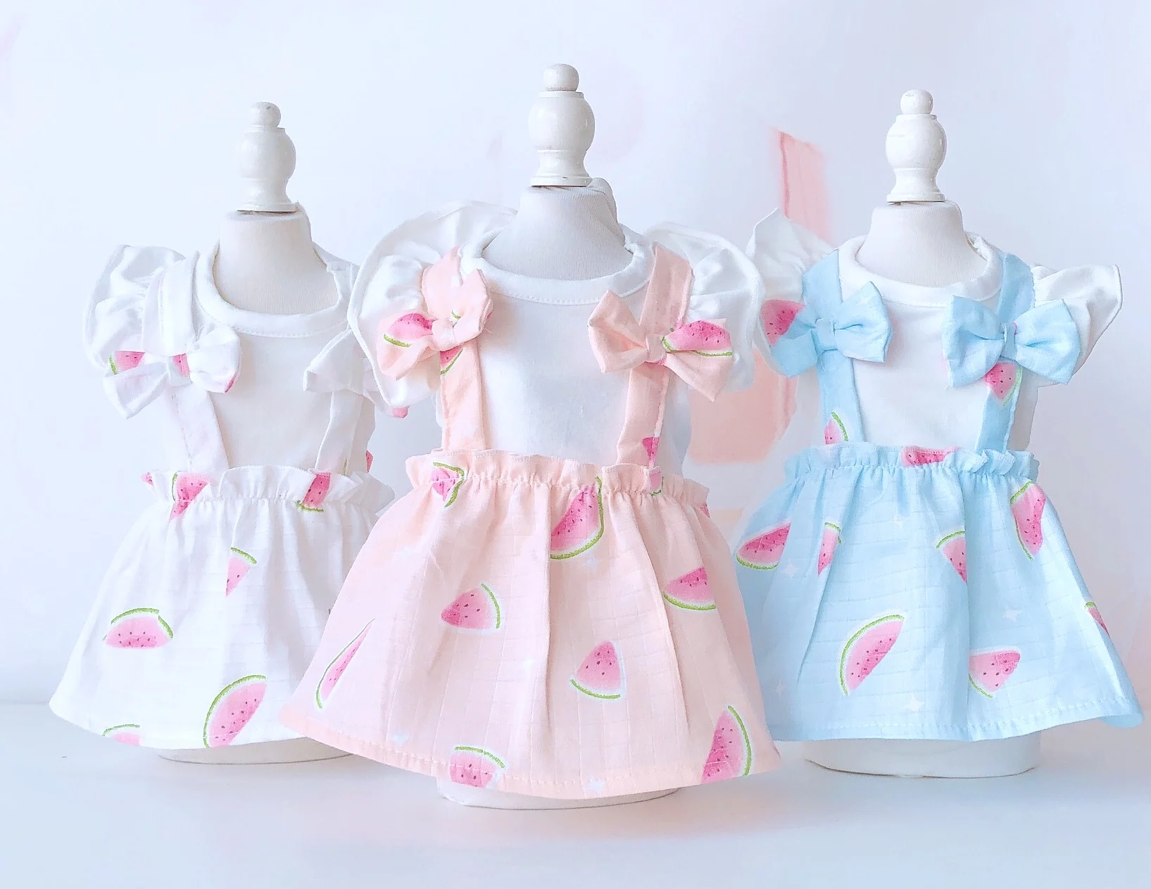 Бело розовые цветные крутые платья для собак на весну и лето Одежда питомцев с