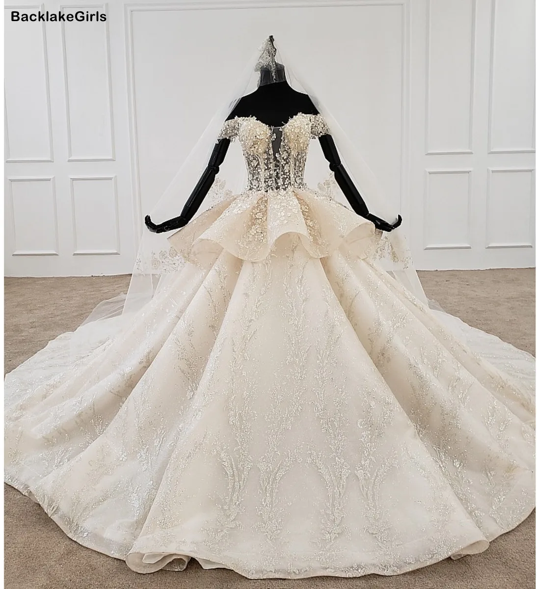 Свадебное платье в богемном стиле с объемным цветком бохо открытыми плечами