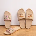 Suihyungженская летняя домашняя обувь мягкие Нескользящие тапочки льняные повседневные шлепанцы с цветочной вышивкой плоские сандалии женские льняные вьетнамки