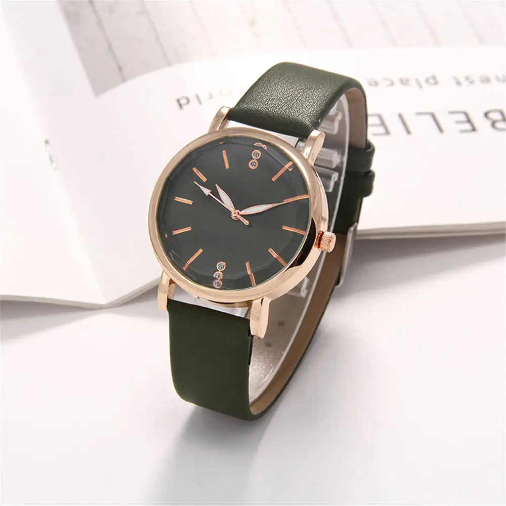 Простые женские кожаные часы кварцевые из розового золота чехол с бриллиантами