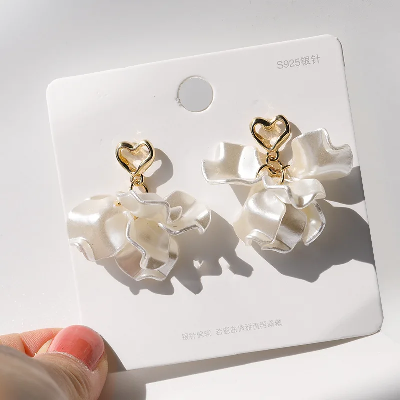 

Pearl Petals Earrings Metal Heart White Resin Flower Earrings Niche Design French Mori Girl Earring Gift For Friends