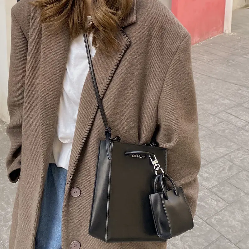 

2021 New Acrylic Chain Women Shoulder Bag PU Underarm Bag Leather Shoulder Strap Handbag Totes Small Square Bag for Young Girls