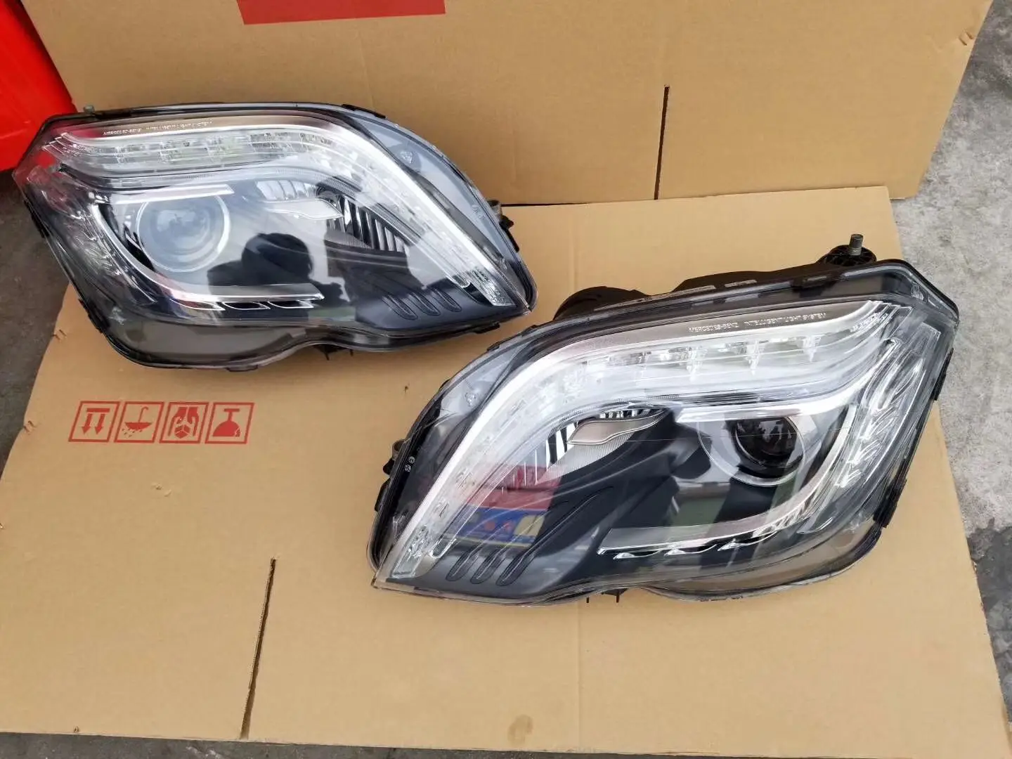 

Suitable for Mercedes-Benz E260 C200 S400 ML350 GLC300 GLK CLA headlight assembly original car disassembly