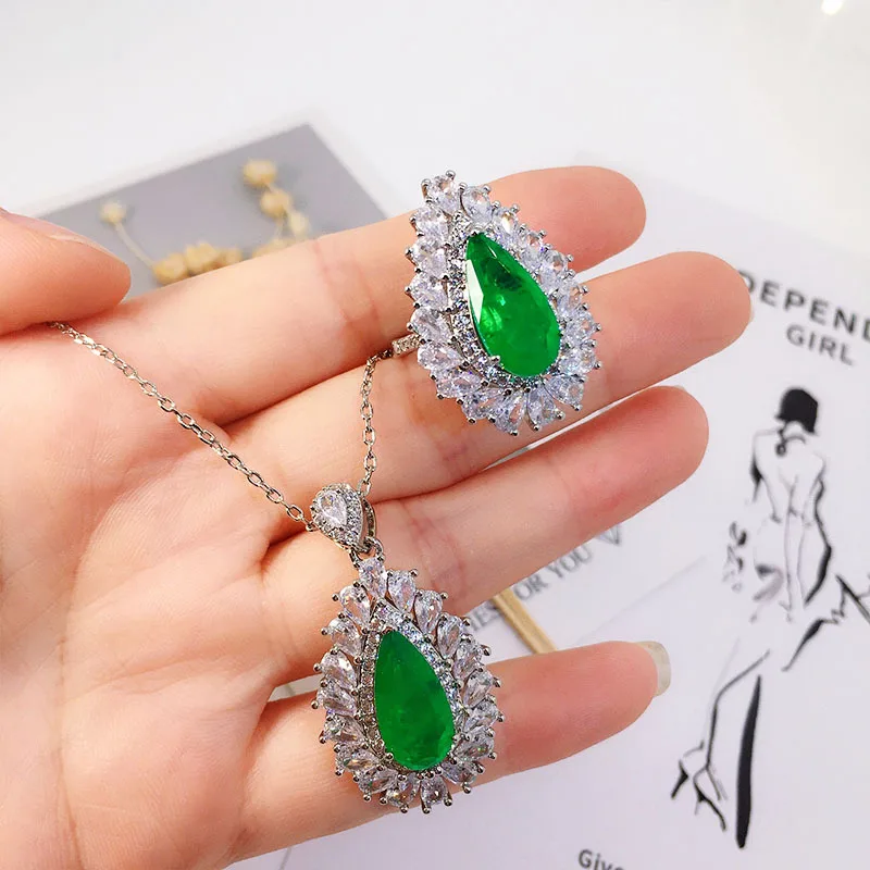 

Женский ювелирный комплект из колье и серёг, из серебра 925 пробы