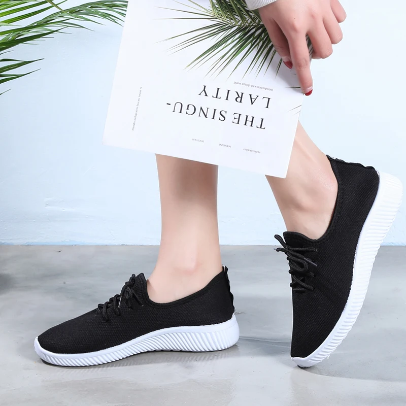 Женские теннисные кроссовки на платформе простые легкие спортивные туфли черные