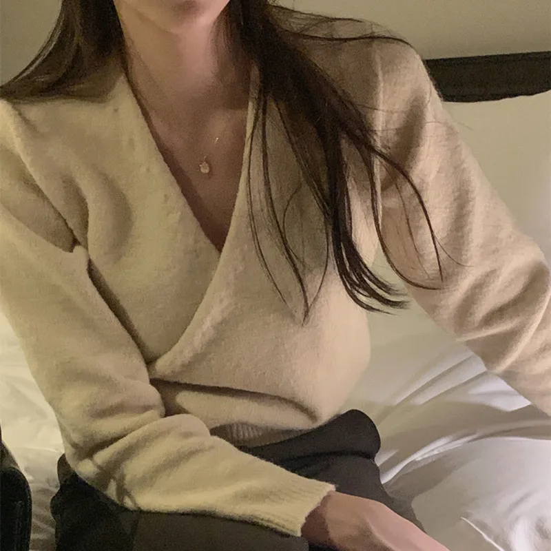 

Женский свитер в стиле ретро с V-образным вырезом и длинными рукавами, Студенческая одежда, вязаный Топ, теплые однотонные пуловеры в Корейс...