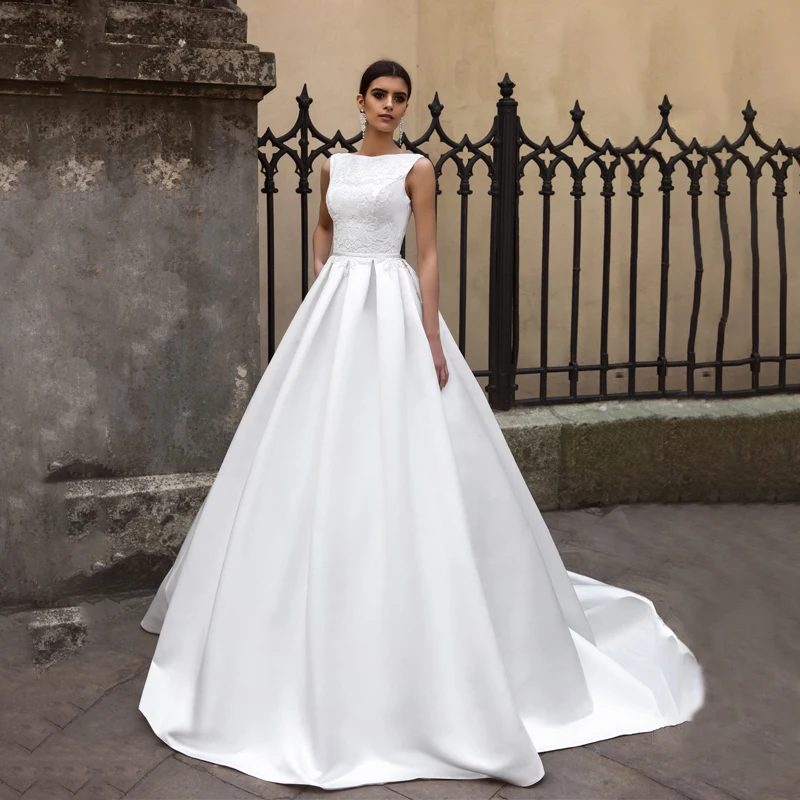 

Simple Design Satin Beach Wedding Dress Scoop Ball Gown Sleeveless 2021 Illusion Back Bridal Gowns Sweep Train Robe Mariage
