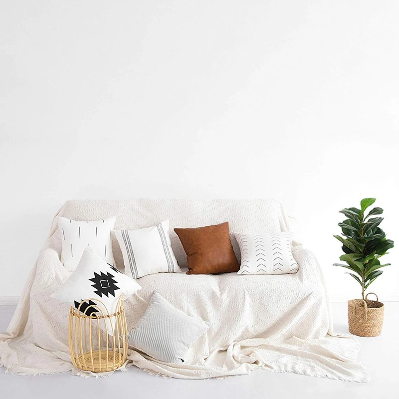 Декоративные наволочки подходят только для диванов или постельных комплектов из