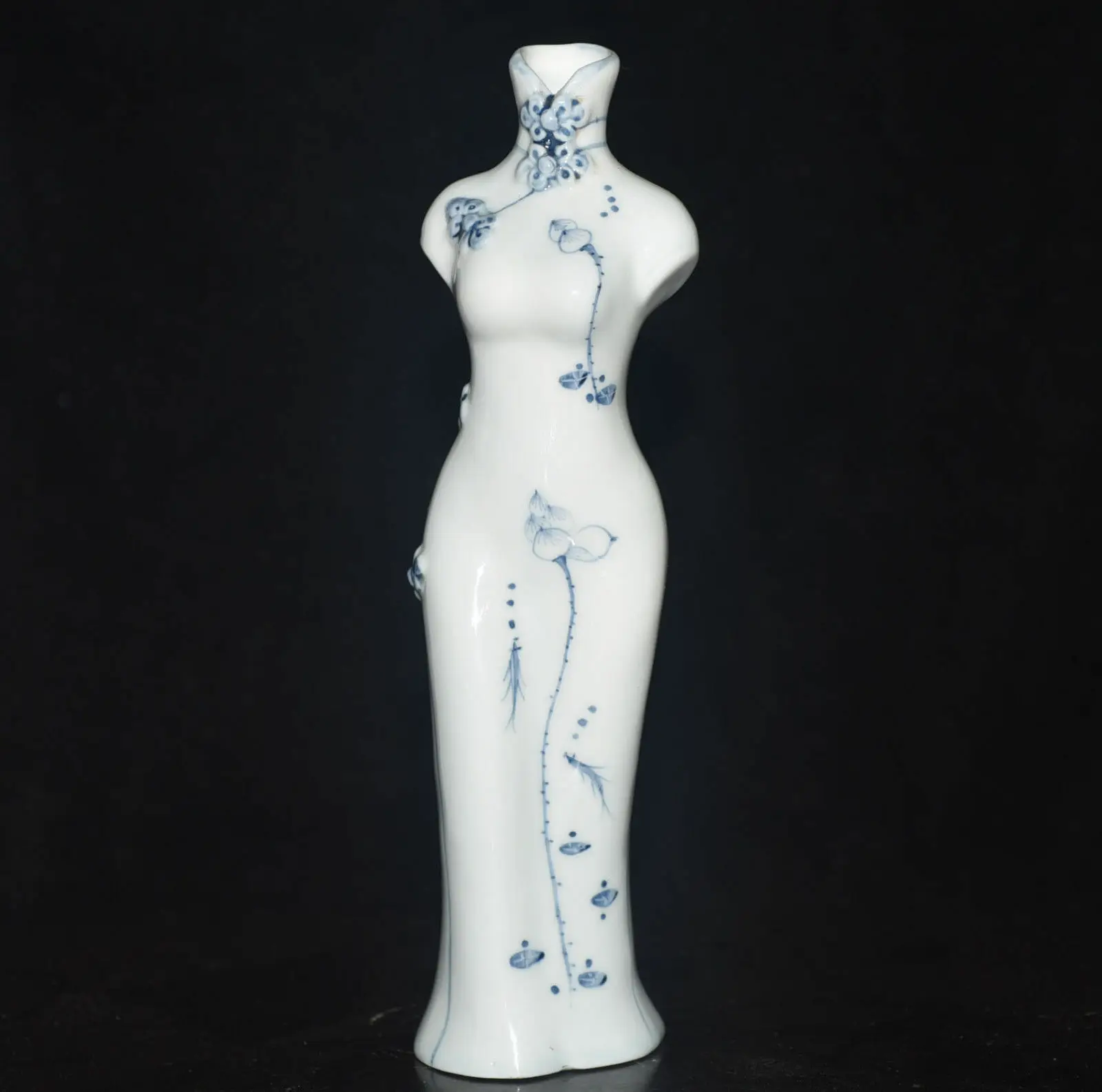 Сине-белая фарфоровая ваза