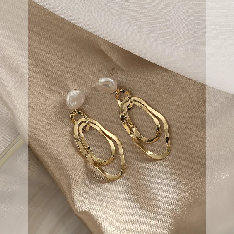 

Pearl earrings with irregular metal geometry