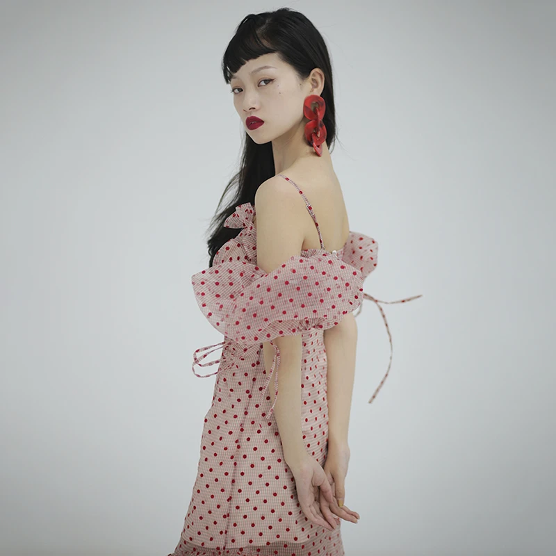 Женское винтажное платье TWOTWINSTYLE асимметричное средней длины в горошек с