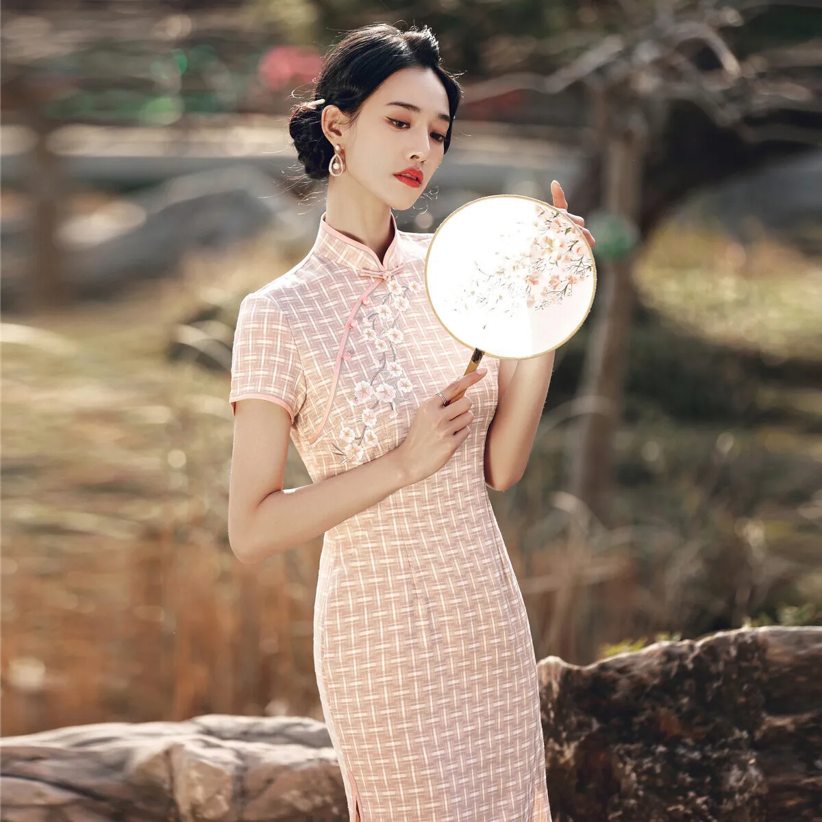 

Женское винтажное Ципао, в розовую клетку, из хлопка и льна, с цветочной вышивкой, большого размера, Чонсам с высоким разрезом, S-3XL