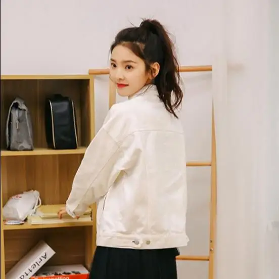 Женская джинсовая куртка Повседневная Свободная белая из денима модель RQ548 в