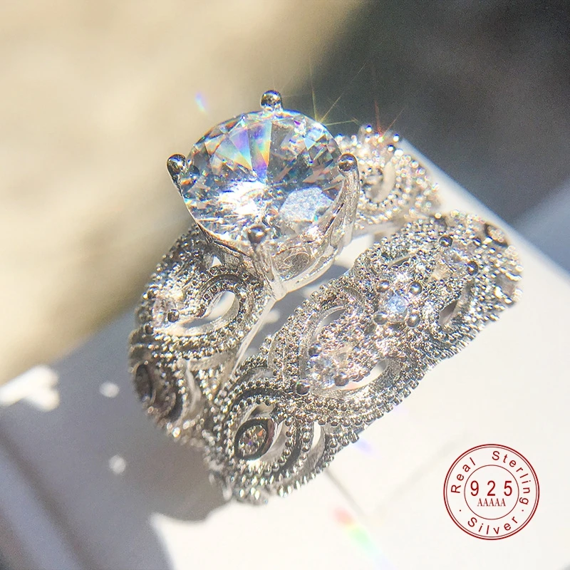 Женское кольцо для влюбленных белое с камнями из фианита серебряного цвета