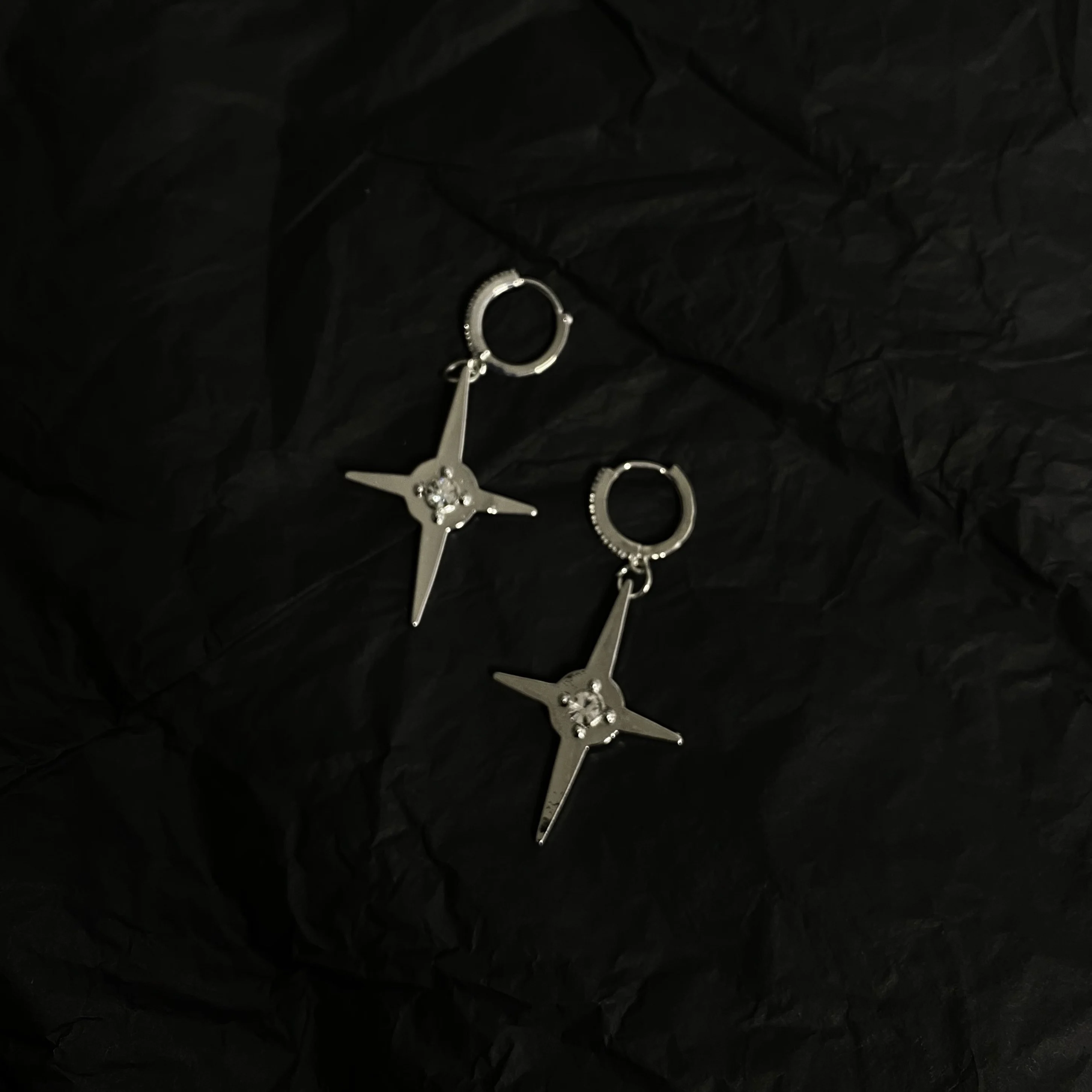 Крутой нишевой дизайн серьги гвоздики Asterism с кристаллами в стиле