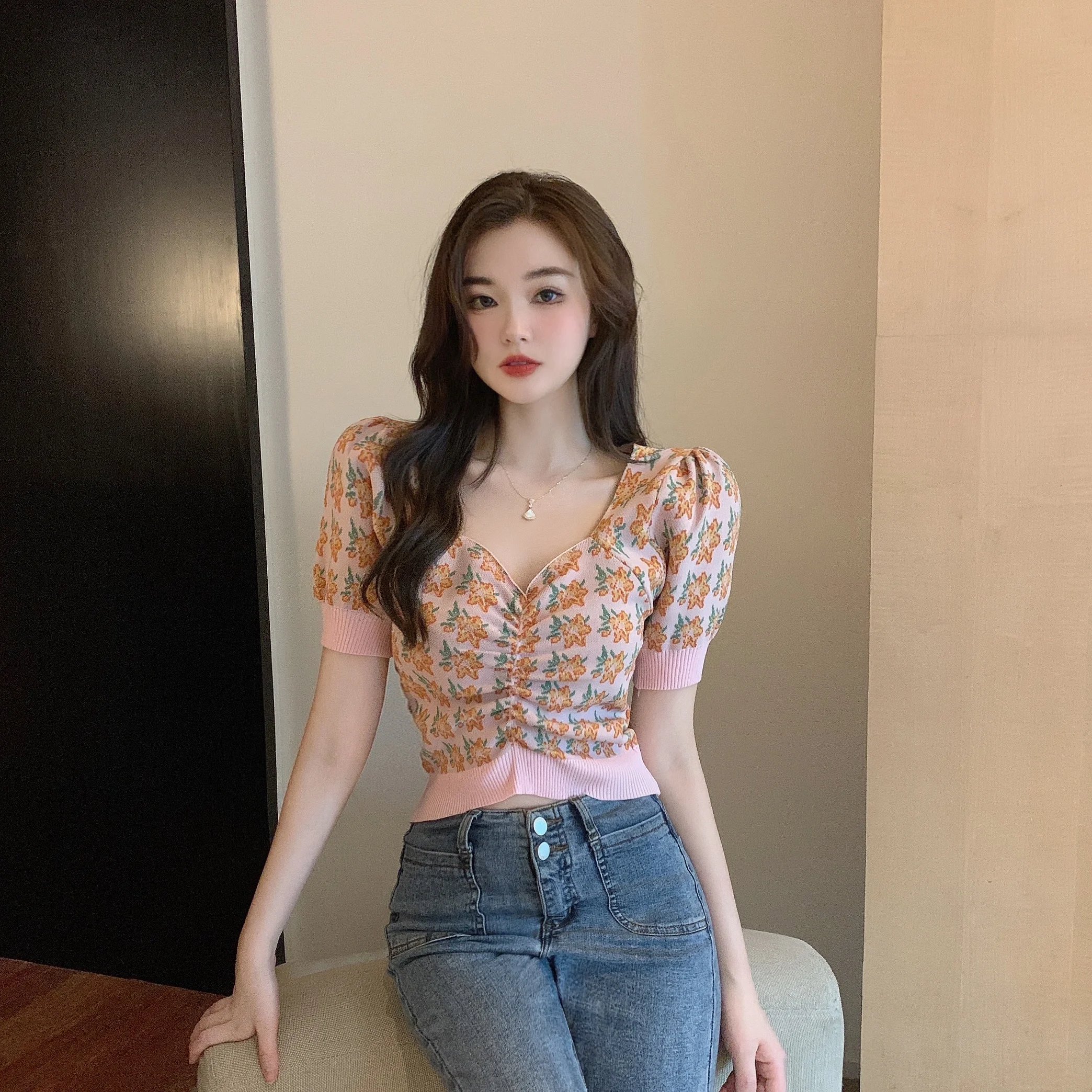 

Summer 2021 new floral short-sleeved T-shirt hot girl MM short top retro puff sleeve floral V-neck sweater 2021