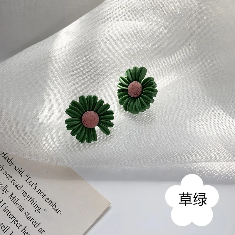 Простые милые женские серьги с маленькими маргаритками простые цветные