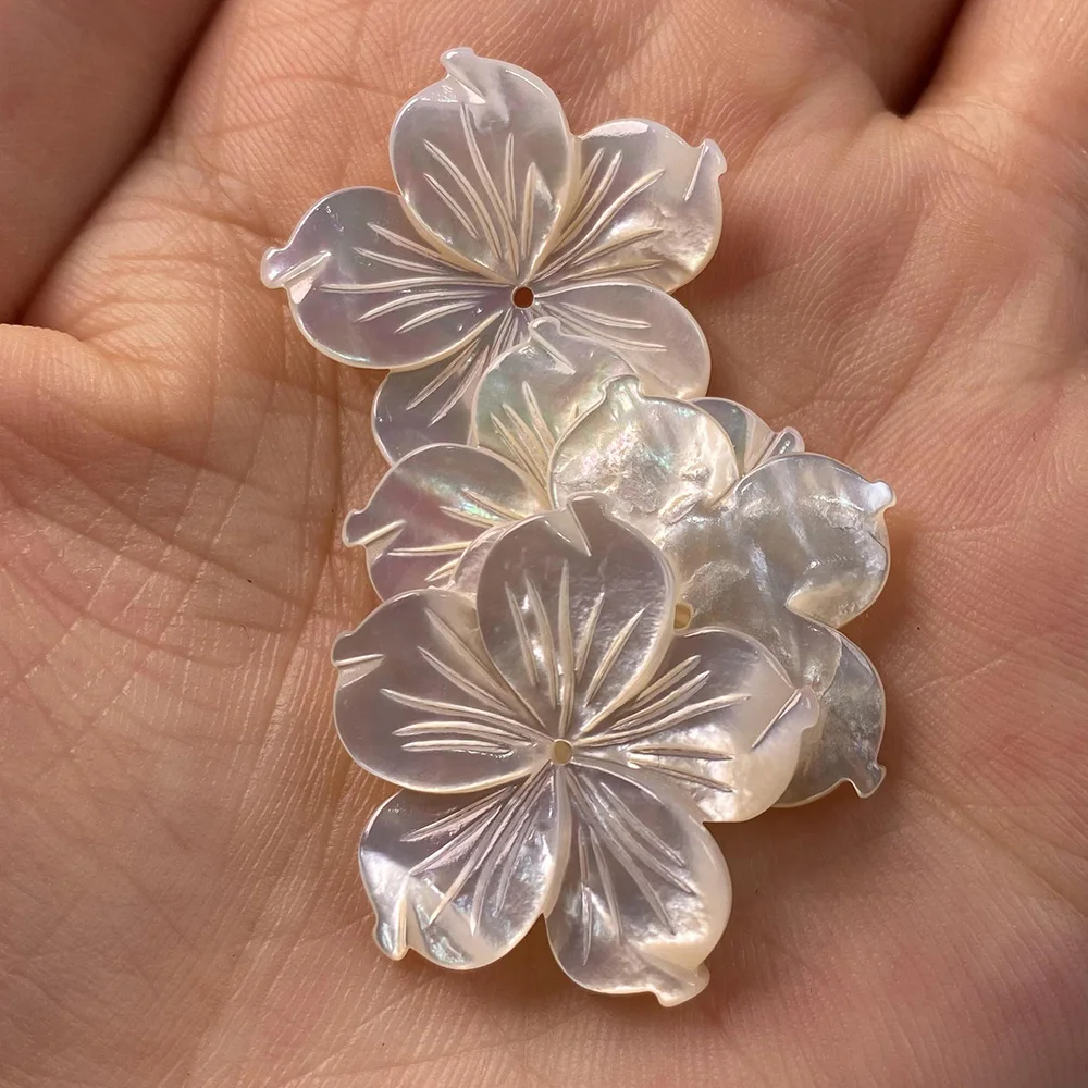 

2021New Natural White Shell Petal Shape shell High Quality Loose Beads Suitable for Ladies DIY Necklace Earrings Jewelry Making