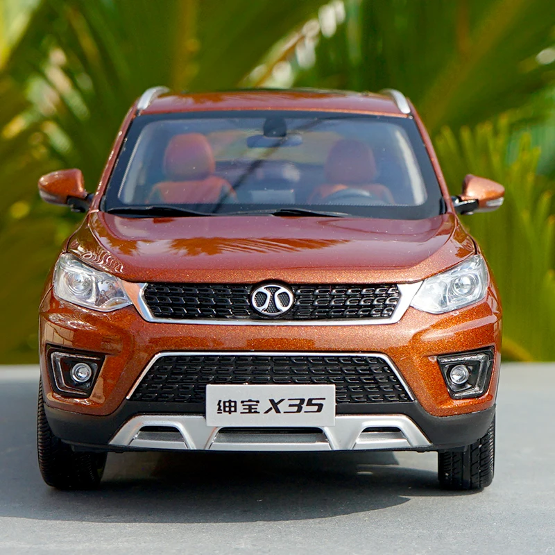 1:18 Baic Senova X35 SUV diecast model with small gift