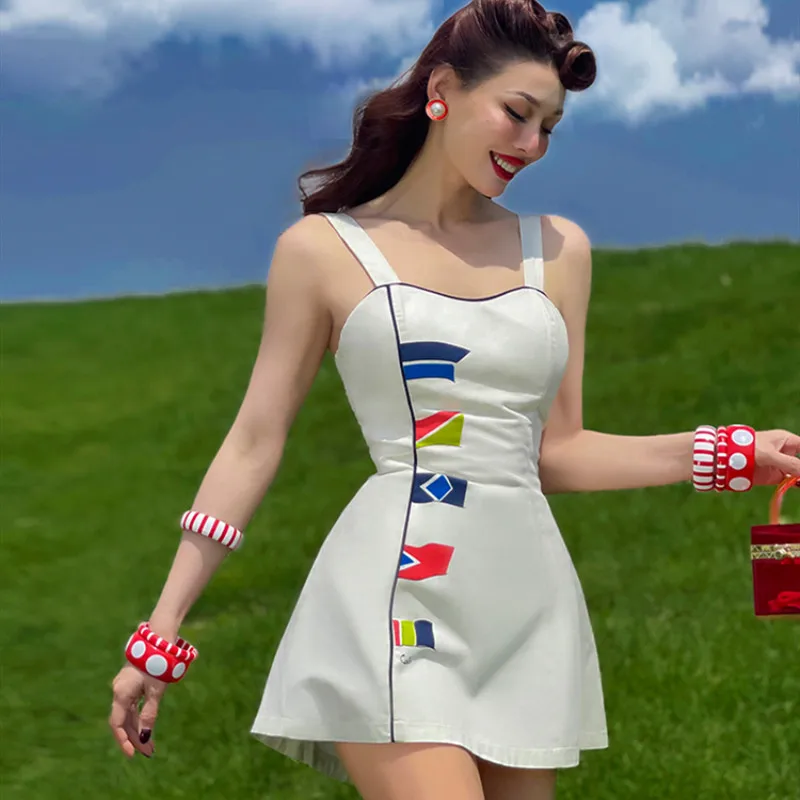 

Женское винтажное мини-платье Le Palace, летнее Оригинальное белое платье на бретелях-спагетти с ярким рисунком флага и присборенной талией, 2021