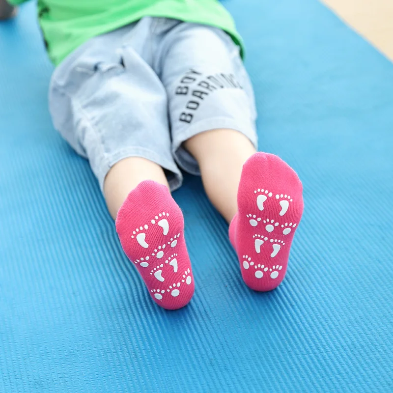 Хлопковые носки ярких цветов для малышей нескользящие с резиновой подошвой