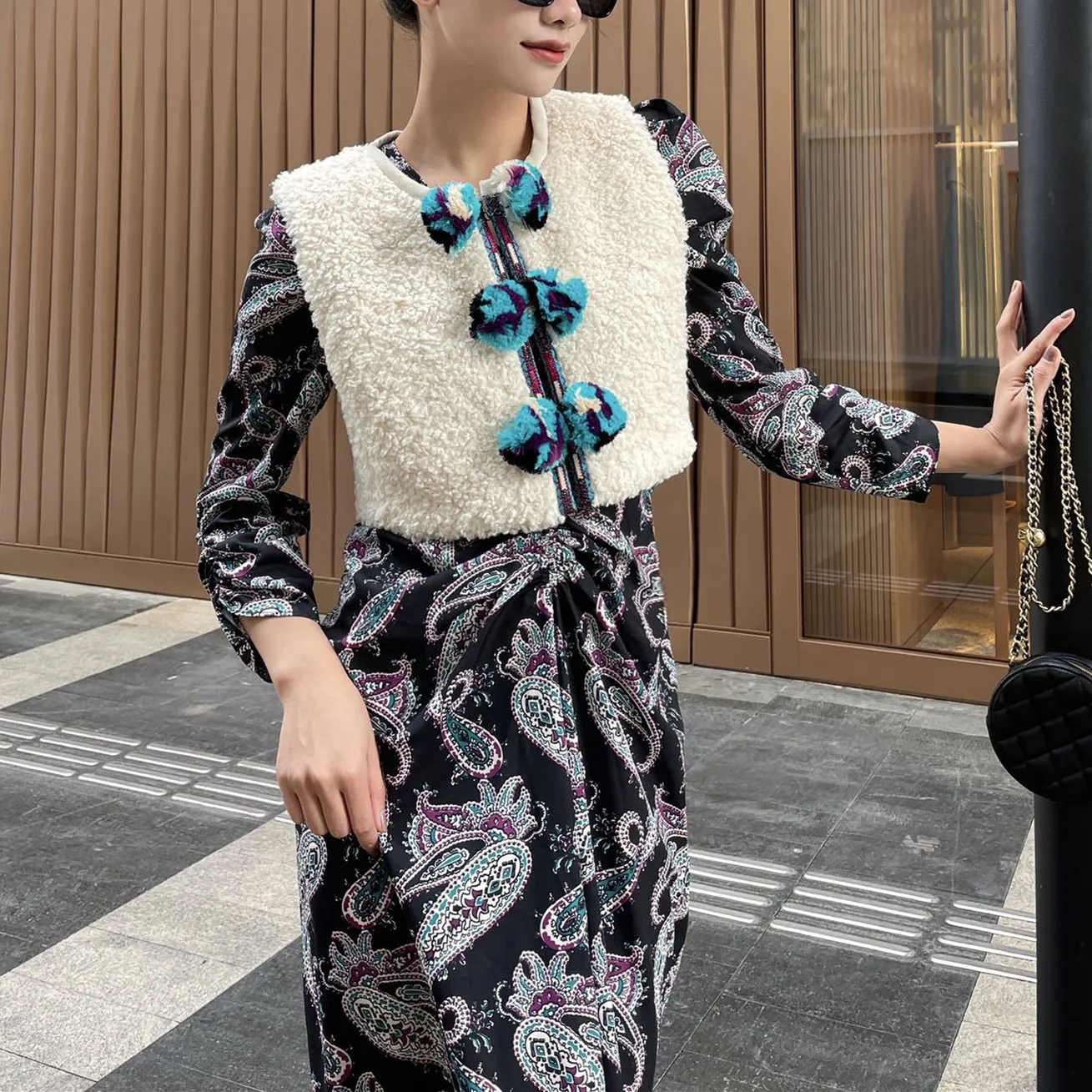 

Женский теплый Пушистый Жилет, кардиган с круглым вырезом, без рукавов, с помпоном, однобортный, черный, белый, женский короткий жилет, пальт...