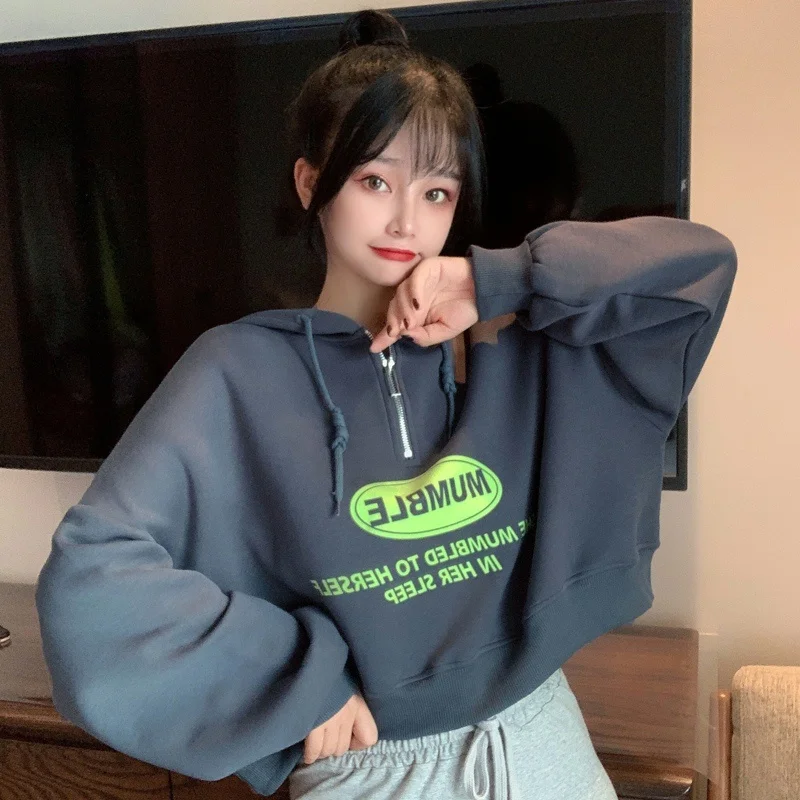 

Женский хлопковый тонкий свитер с принтом и коротким капюшоном