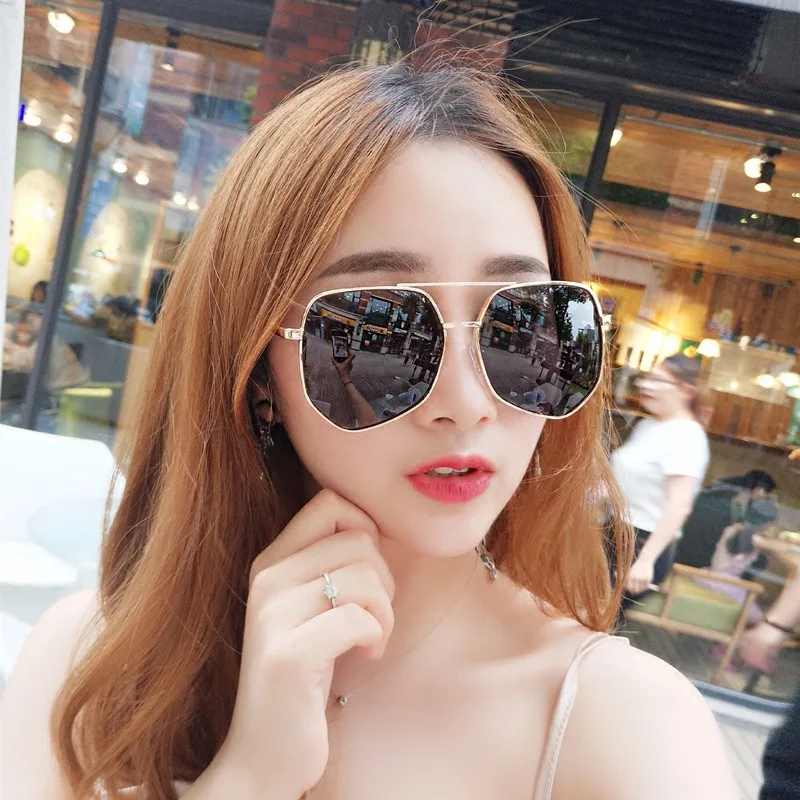 

Солнцезащитные очки в металлической оправе унисекс