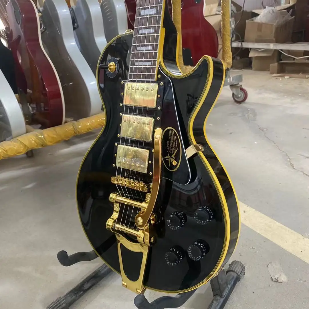 Черная электронная гитара на заказ три пикапа с Bigsby золотая фурнитура золотые