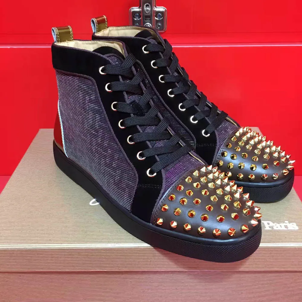 

Парные черные блестящие туфли из натуральной кожи на высоком каблуке с золотыми заклепками на плоской подошве с красной подошвой для мужчи...