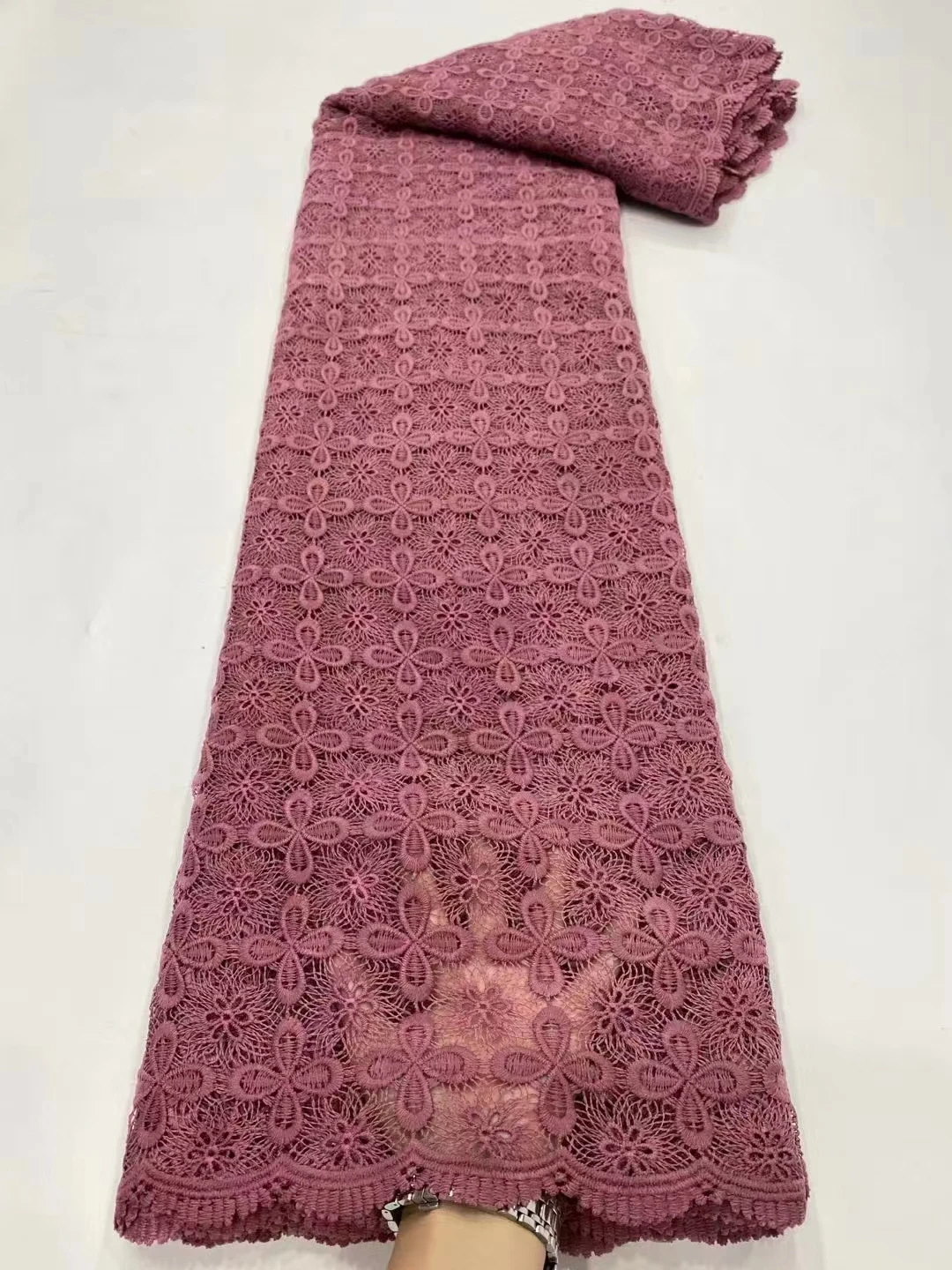 

Top Quality African Guipure Cord Lace Fabric in Wine Lovely Flower Embroidered Water Soluble Lace for Party/Wedding Dress DPG04